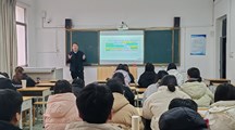 学校领导陆续走进课堂为学生讲授思政课